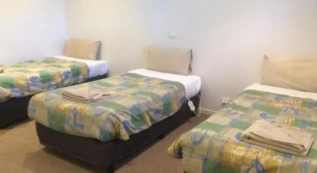 Семейный номер Standard Ambassador Motor Inn