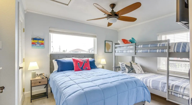 Коттедж Retreat w/ Hot Tub & Fenced Yard: Walk to Beach