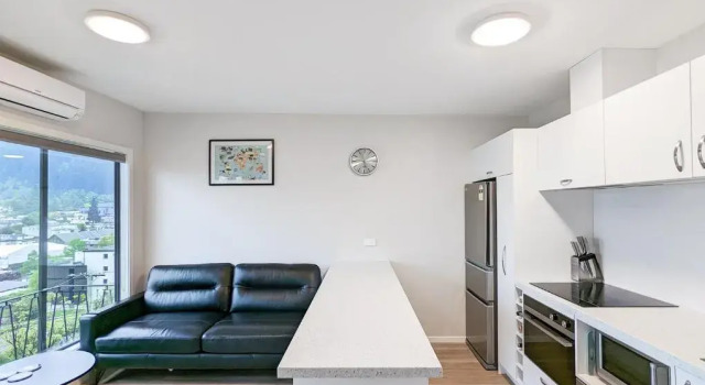 Central Location - 2 Bedroom Aptmt with Lake View, Забронировать Отель Куинстаун 