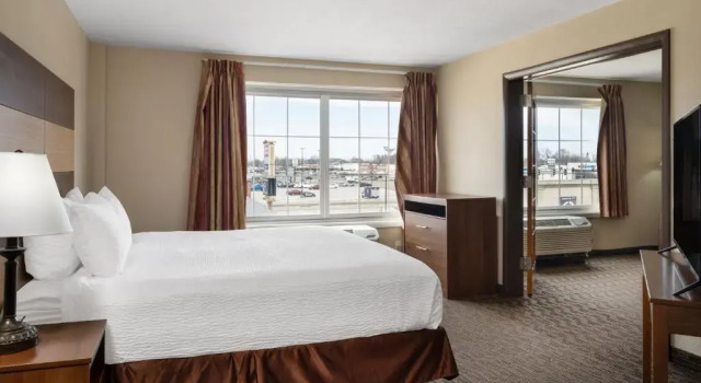 Двухместный люкс AmericInn by Wyndham Cedar Rapids North