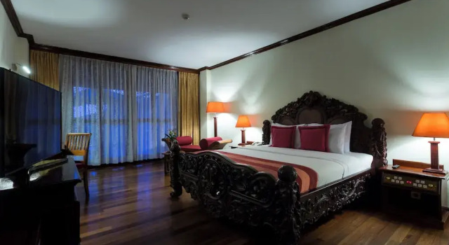 Люкс Presidential с балконом Angkor Paradise Hotel