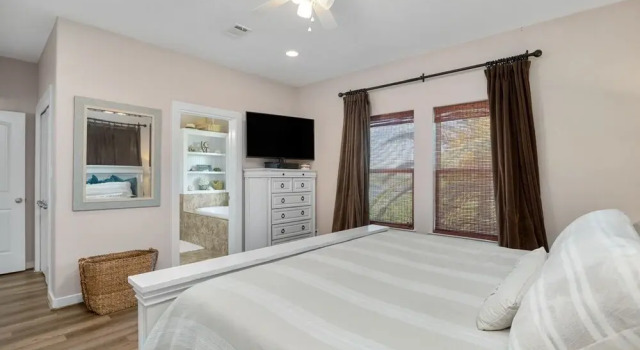 The Peach Pelican 3 Bedroom Home by RedAwning, Book Feriehus Bolivar Peninsula Houston