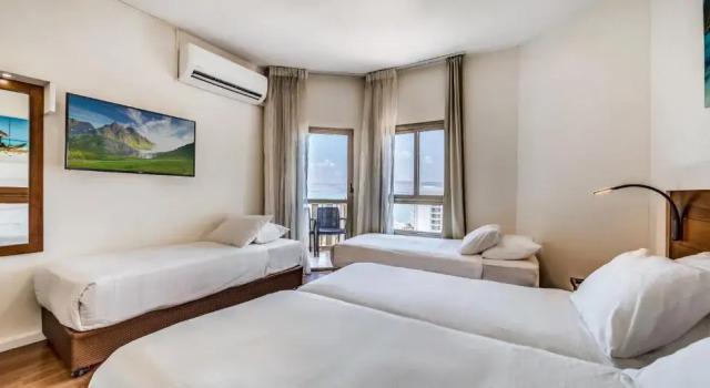 Четырёхместный номер Standard с балконом Aviv Holiday Flat