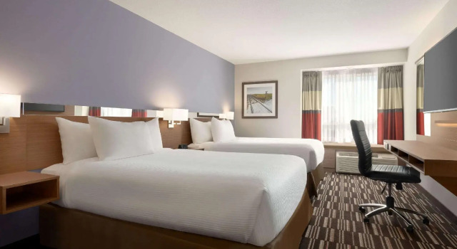 Четырёхместный номер Standard Microtel Inn & Suites by Wyndham Bonnyville
