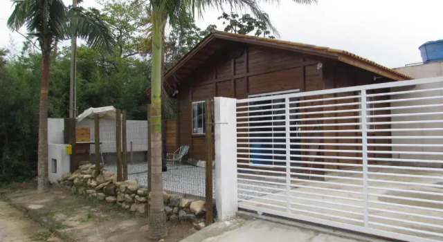 Коттедж с 2 комнатами с балконом Porto Canoa Recanto do Pescador