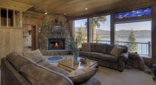 Gardner Lake View Rental Home by RedAwning