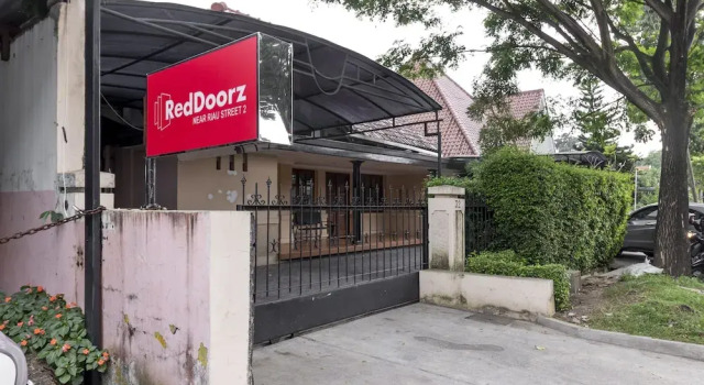 RedDoorz Plus near Riau Street 2, Rezervovat Hotel 3hvězdičkové hotely v Bandung, poblíž Cikudapateuh Train Station, 3*