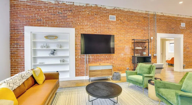 Downtown Omaha Getaway w/ Deck & Gas Grill!, Book Hotel 4-stjernede hoteller i Nebraska, 4*