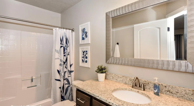 Коттедж с балконом и с красивым видом из окна The Dixie Life