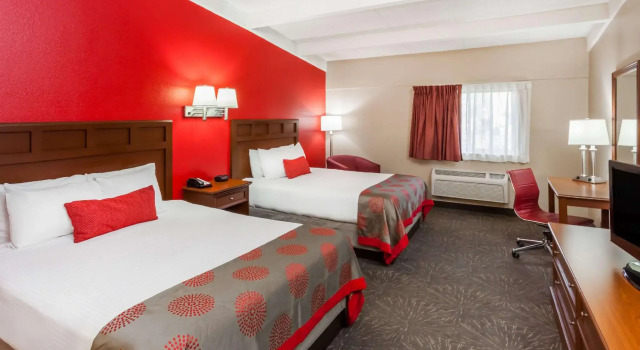 Четырёхместный номер Standard Ramada by Wyndham Hammond Hotel & Conference Center