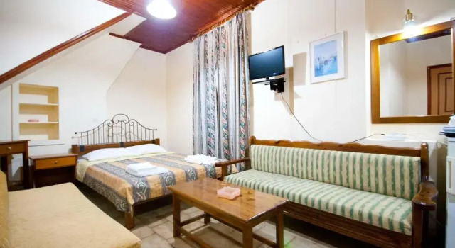 Трёхместный номер Standard Helena Hotel