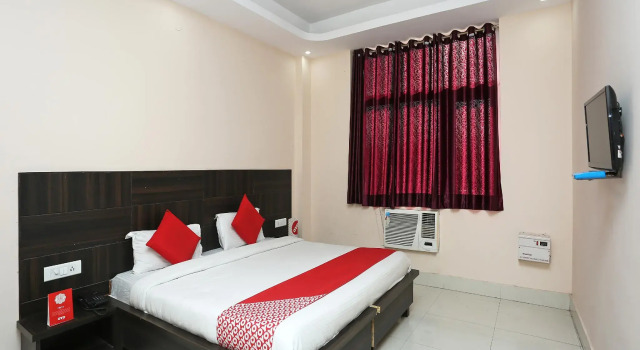 OYO 2974 Hotel Aastha Palace, Забронировать Отель Padra штат Гуджарат