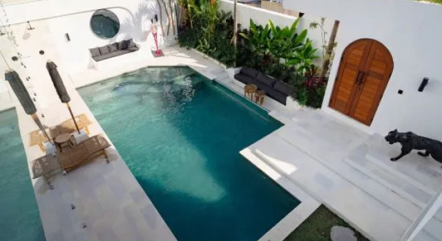 Modern Luxury Villa with Pool 400m to Beach, Book Villa Sommerhuse i Cemagi, Hytte