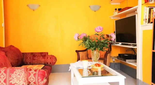 Cozy Yellow Nest - Pigalle Quarters & Sacré-cœur, Забронировать Отель Париж Иль-де-Франс, рядом с Гран Бульвар