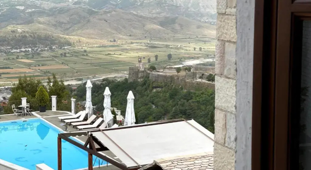 Трёхместный номер Standard с видом на бассейн KERCULLA Resort