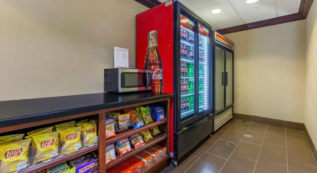 Кровать в общем номере Holiday Inn Express & Suites Milwaukee NW - Park Place by IHG