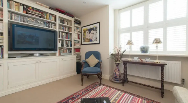 Beautiful Barnes Home with Garden, Забронировать Отель Отели Англии 3 звезды, 3*