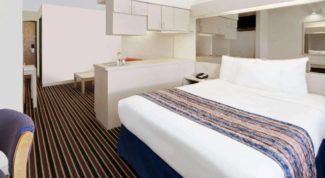 Двухместный люкс Microtel Inn & Suites by Wyndham Madison East