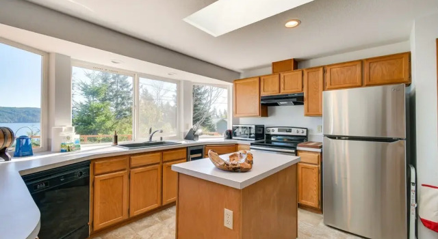 Hoodsport Vacation Rental w/ Deck & Canal Views!, Đặt Nhà nghỉ dưỡng Lilliwaup Washington (state)