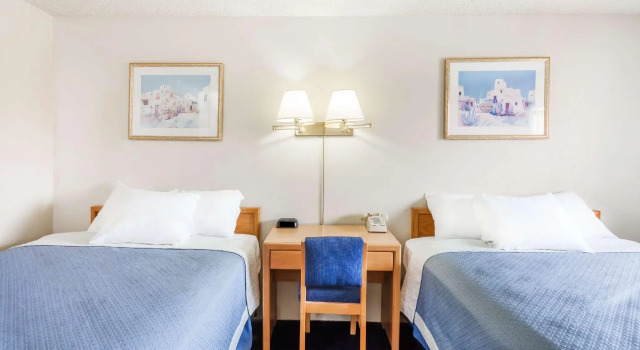 Четырёхместный номер Standard Days Inn by Wyndham Barstow