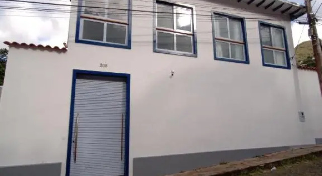 Casa nova com suítes amplas