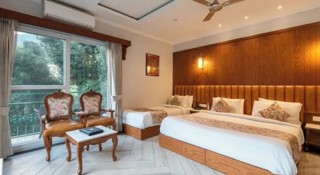 Номер Luxury Quality Inn by Lawrence Hotels