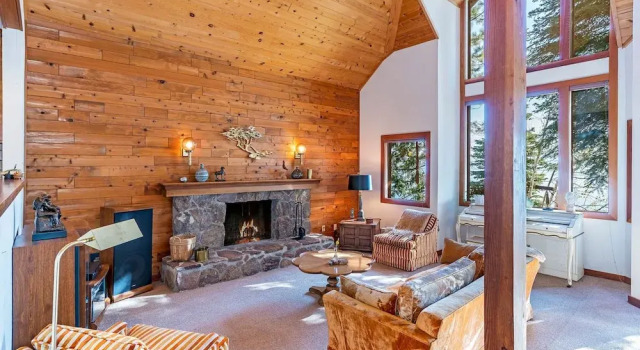 Tahoe Classic by Tahoe Mountain Properties, Забронировать Отель Отели Карнелиан-Бэй с парковкой, рядом с Hwy 28 at Old County Rd Bus Stop, Парковка