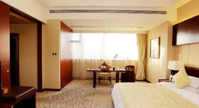 Люкс Deluxe Zhongshan Hotel