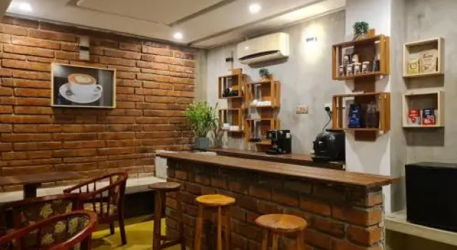 Cafe and pub by yasri, Забронировать Отель Велигама Округ Галле