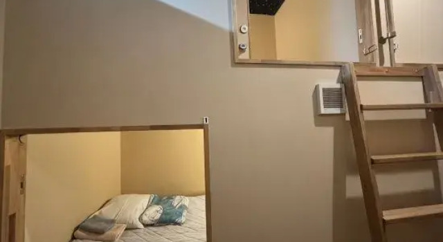 Кровать в общем номере (мужской номер) the heart of Ishigaki Island,share house, convenient transportation