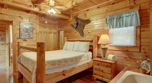 Autumn Leaves 1 Bedroom 1 Bathroom Cabin