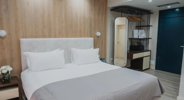 Четырёхместный номер Deluxe с балконом и с частичным видом на море GREAT WHITE HOTEL