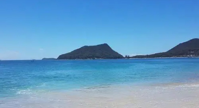 'Sandy Shoal' 46 Rigney Street Shoal Bay Beach Cottage with aircon