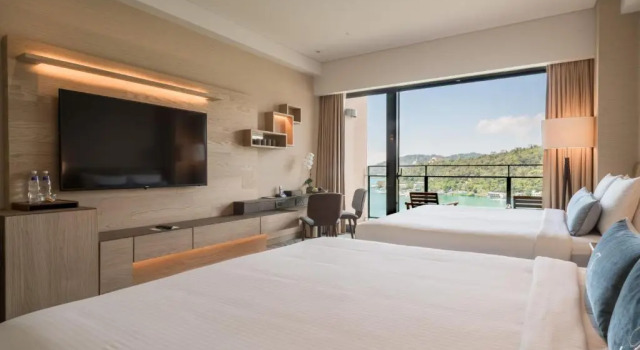 Семейный номер Premier с видом на озеро Fleur de Chine Hotel