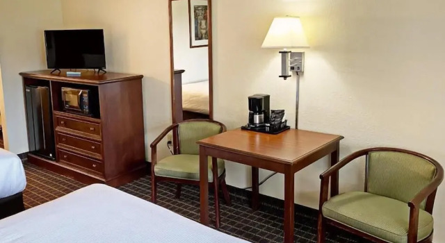 Четырёхместный номер Standard Roadstar Hotel Zephyrhills