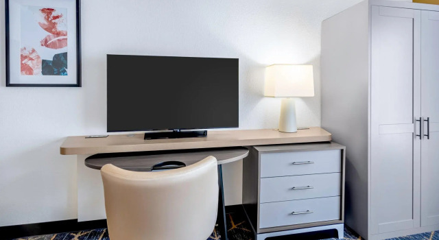 Четырёхместный номер Standard с видом на бассейн Holiday Inn & Suites Wausau-Rothschild by IHG