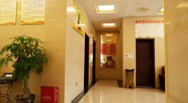 Xuan'en Junhua Business Hotel, Prenota Hotel Enshi Prefecture Cina
