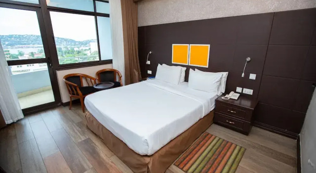 Номер Deluxe Gold Crest Hotel