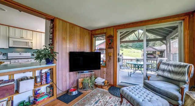 Serene Home w/ Deck, Pond & Mtn Views in Jefferson, Buchen Sie Ferienhaus Jefferson New York State