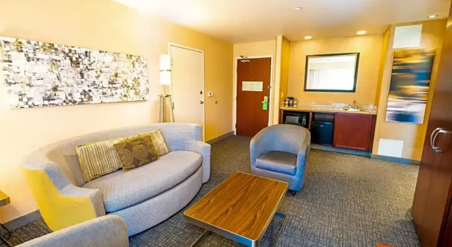 Двухместный люкс Courtyard by Marriott Kingston