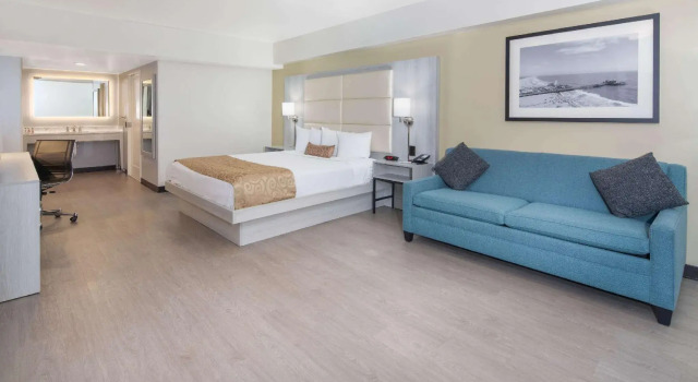 Двухместный номер Deluxe Ramada by Wyndham Burbank Airport