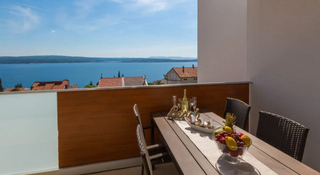 Wonderful villa apartment with swimming  pool and sea view !