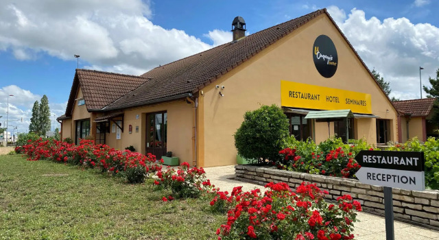 Кровать в общем номере Kyriad Direct Roanne