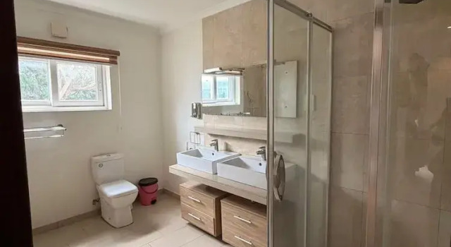 4BR Town House Cantonments. Pool. Garden, Reserva ahora Apartamento Hoteles en Gran Acra con aparcamiento, Aparcamiento