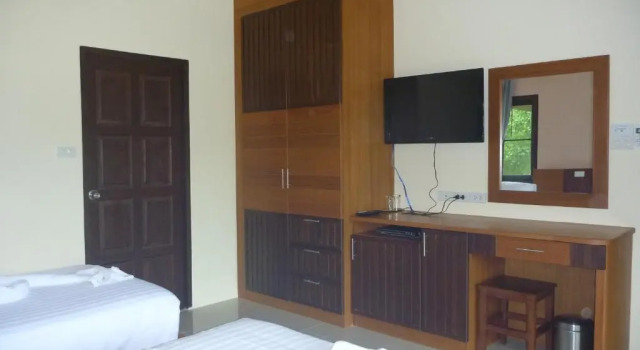 Семейное бунгало с балконом и с красивым видом из окна Phatcharee Resort