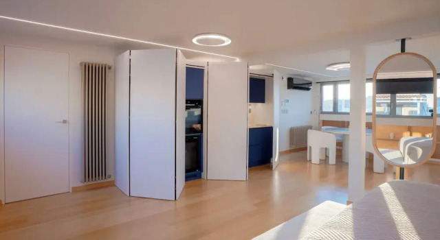 Люкс с балконом и с видом на город Apeiron Athena Residences
