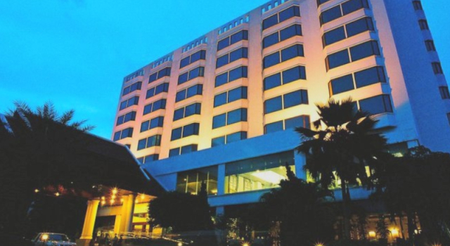 Кровать в общем номере Laithong Hotel Ubon Ratchathani