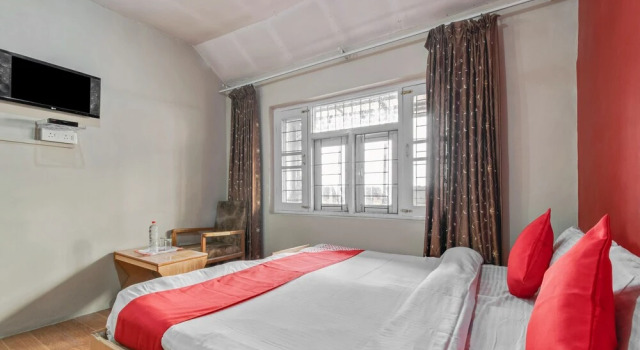 OYO 6112 Hotel Snow Palace