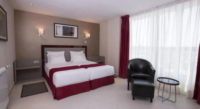 Standard Yhden hengen Club huone parvekkeella KT Hotels