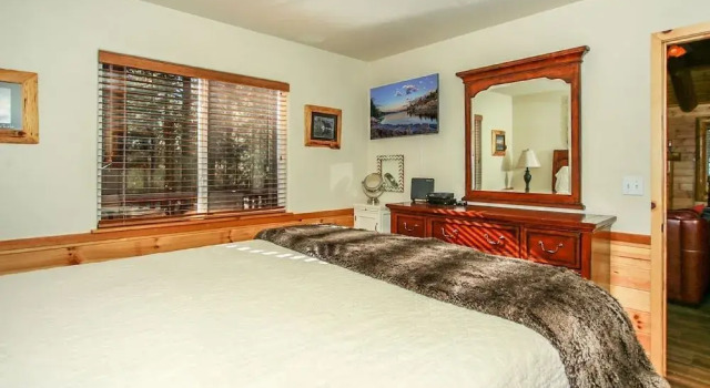 Catalina Creekside Cabin, Buchen Sie Ferienhaus Hotels in Big Bear Lake mit Parkplatz, Parkplätze